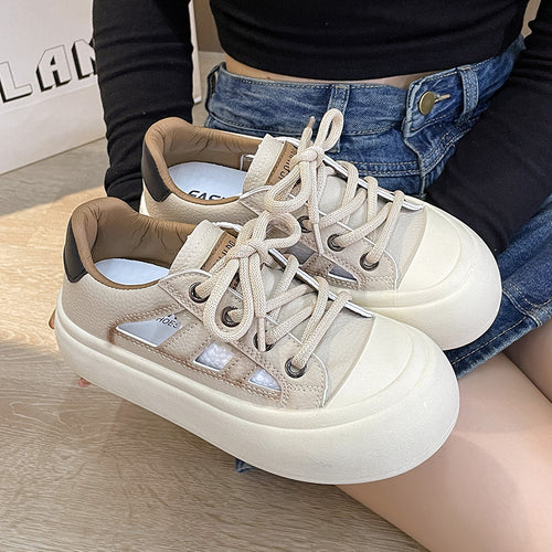 Dame Snøre-Sneakers med modige udskæringer og behagelig sål Stilla