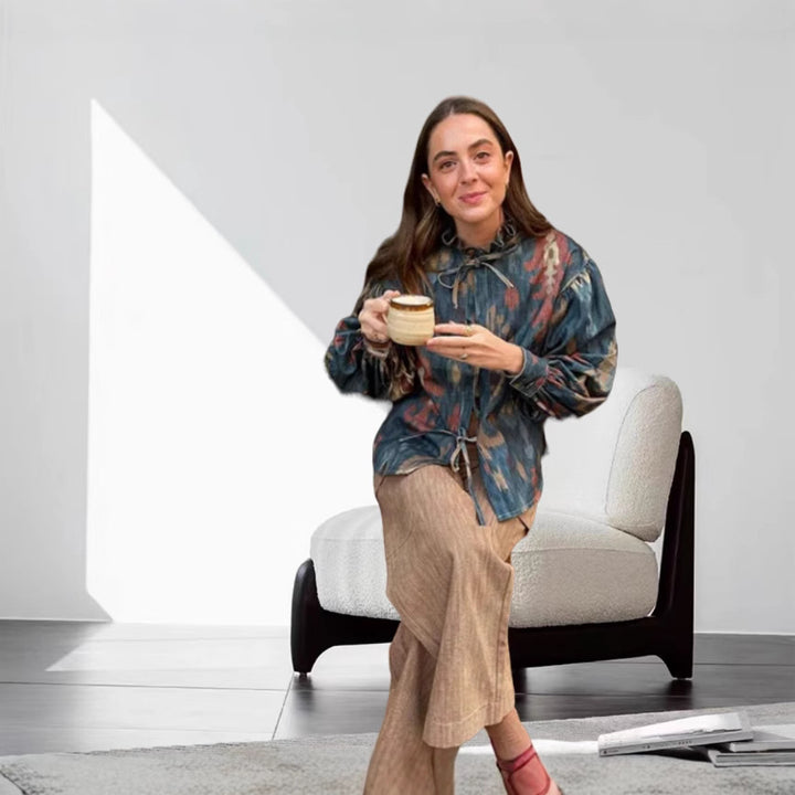 Damebluse med smart flæse design og afslappet krave Stilla