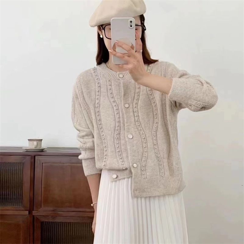 Dame cardigan med elegante perledetaljer og klassisk snit Stilla
