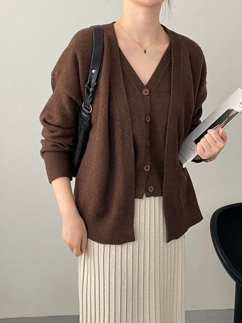 Kvindernes fashionable cardigan med V-hals og knaplukning Stilla