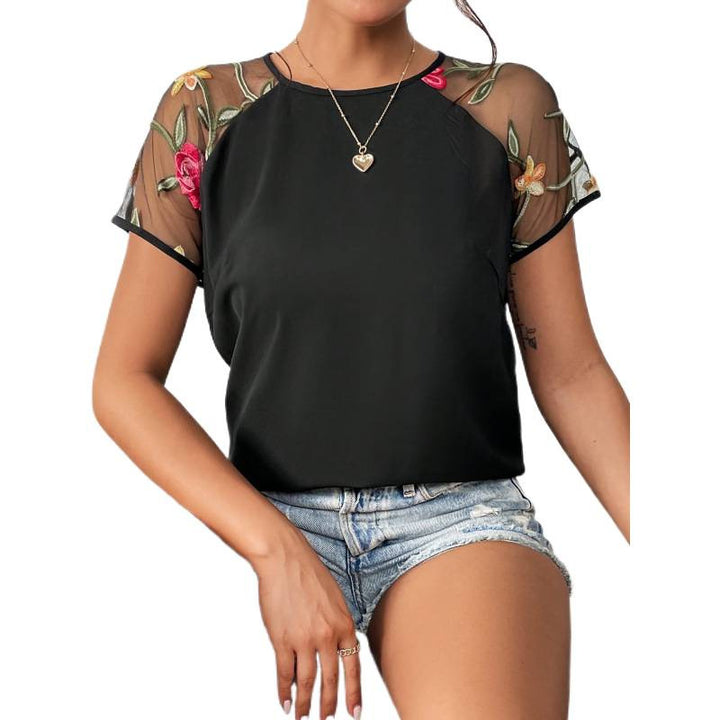 Damebluse med transparente spidsermer og florale detaljer Skovae