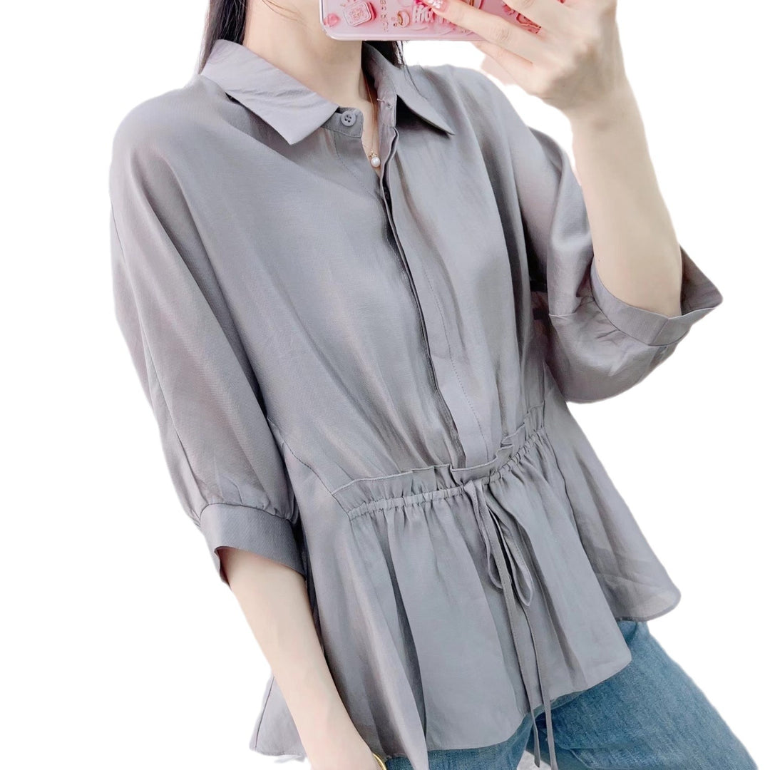 Damebluse med taljerbart design og elegant bælte Stilla