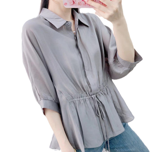 Damebluse med taljerbart design og elegant bælte Stilla