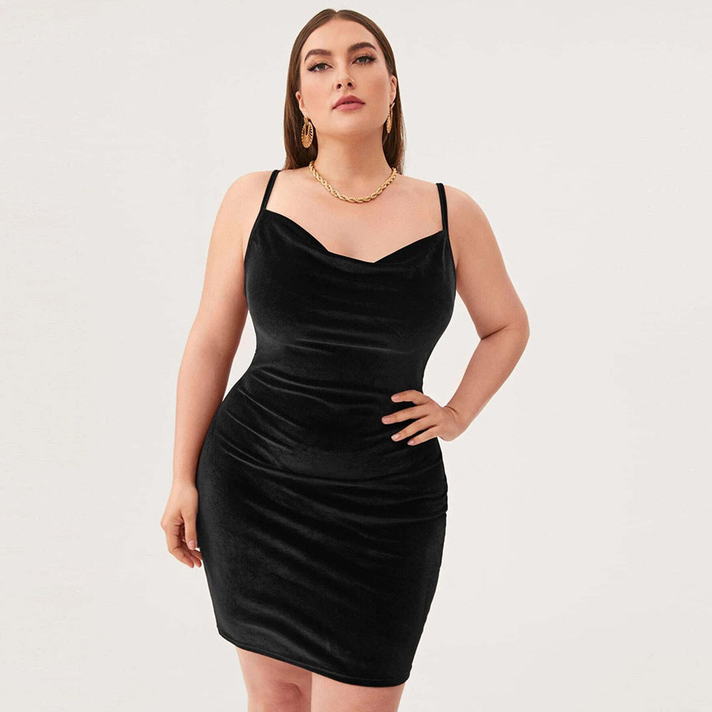 Dame elegant, figursyet festkjole i velour Skovae