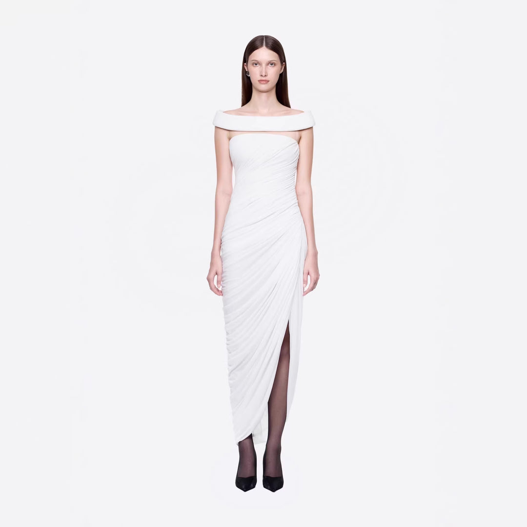 Dame Elegant aftenkjole med off-shoulder-design og raffineret drapering Skovae