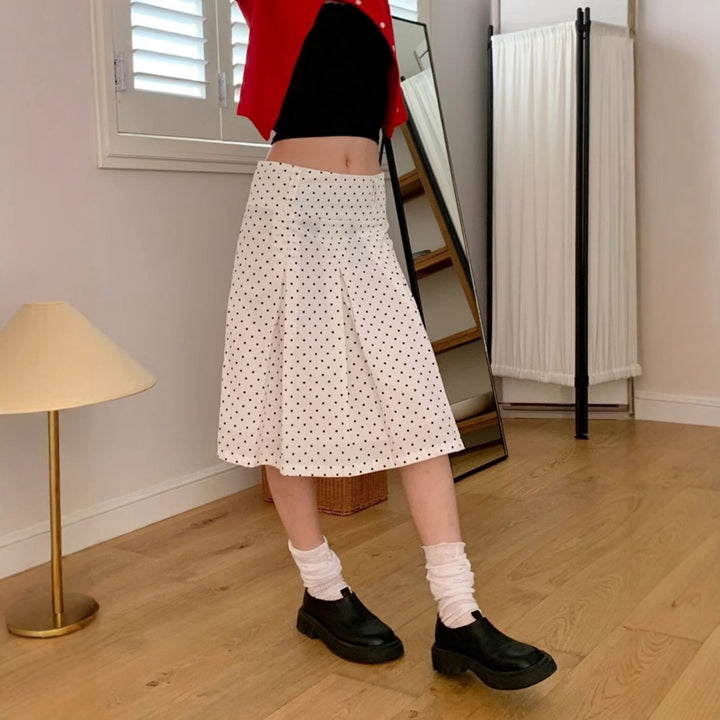 Dame midi skirt with playful polka dot pattern and elegant A-line Skovae
