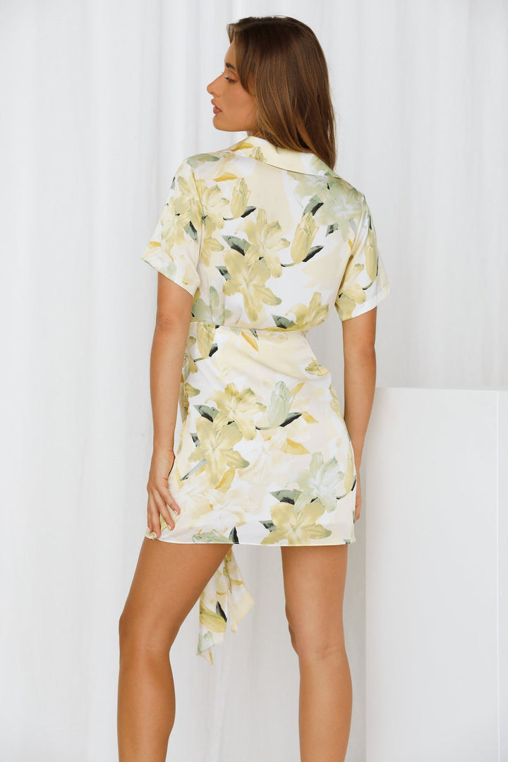 Dame Floral Wrap Mini Kjole med elegant Bindingsdetalje Stilla