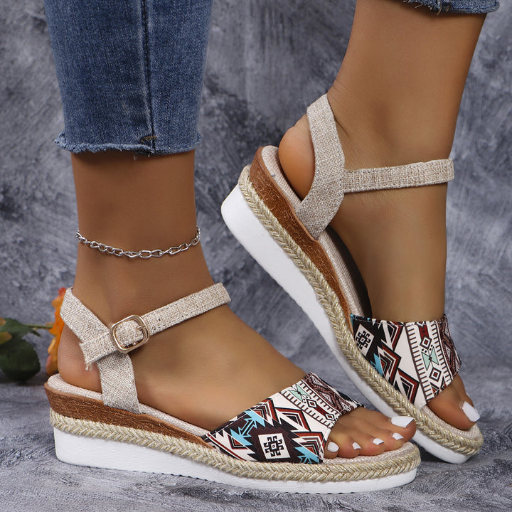 Dame Wedge-sandaler med farverigt etno-mønster og justerbart rem-design Stilla