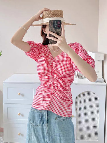 Damebluse med raffineret flæsedesign og V-hals Stilla