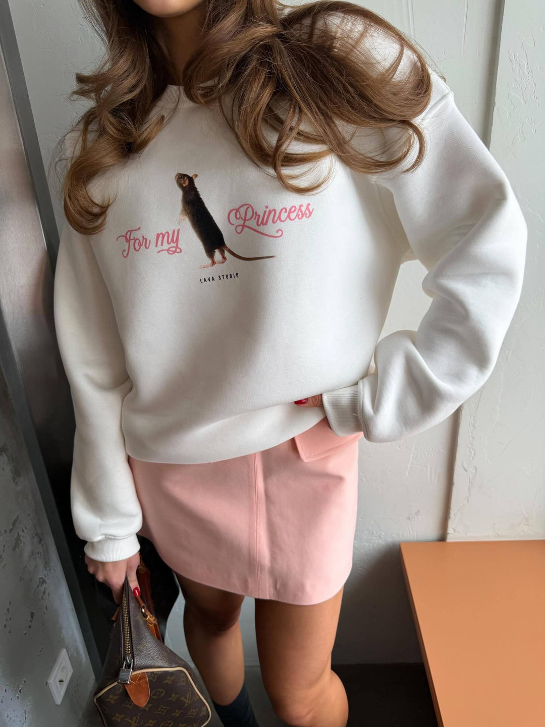 Kvinder sweatshirt med originalt dyremotiv og unik skrift Stilla