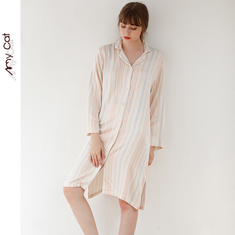 Dame pyjamasæt med let, åndbar satin og elegante striber Stilla