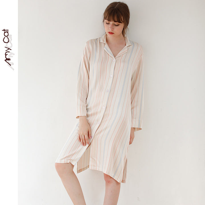 Dame pyjamasæt med let, åndbar satin og elegante striber Stilla