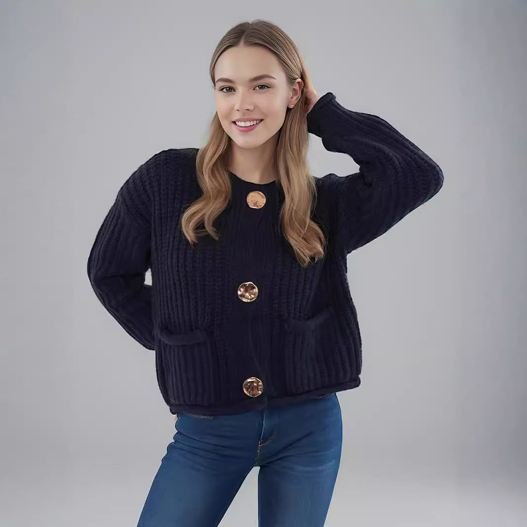 Kvinders hyggelige cardigan med store knapper og lomme med klap Stilla
