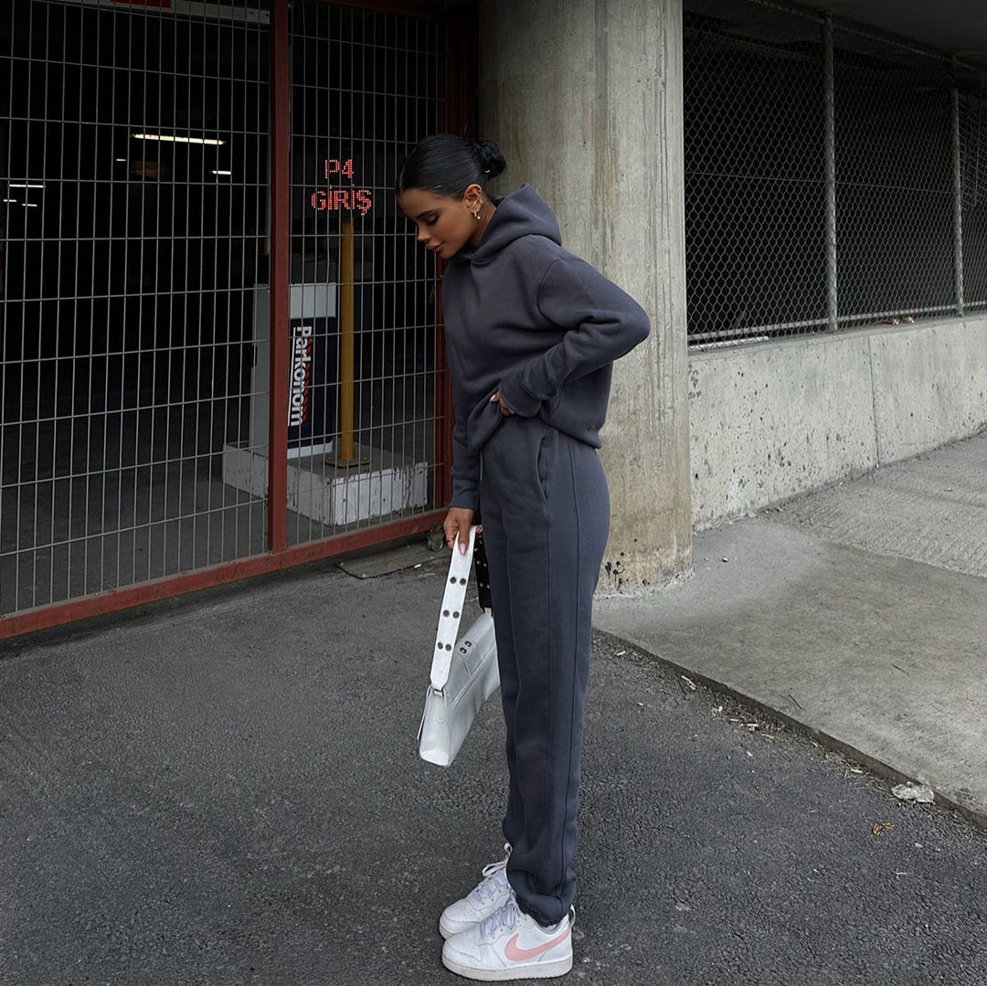 Dame behagelig og stilfuld sport-hoodie-kombination Stilla