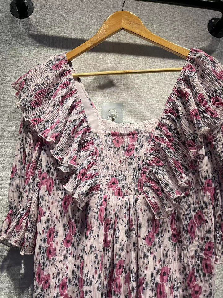 Dame blomsterkjole med romantisk flæse design og lette stofdetaljer Stilla