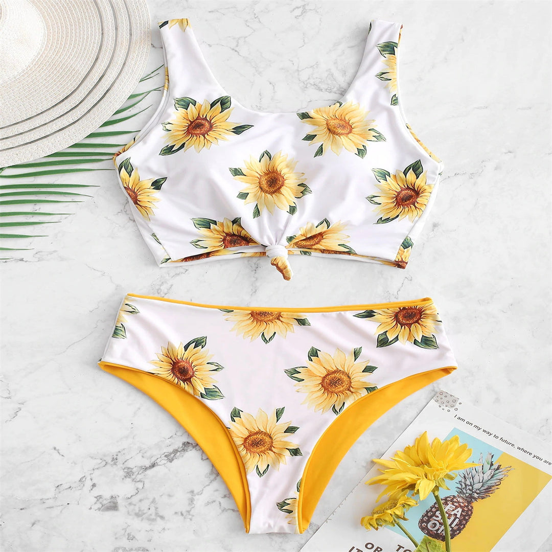 Dame bikini-sæt med blomsteret top og højt skåret trusse Stilla
