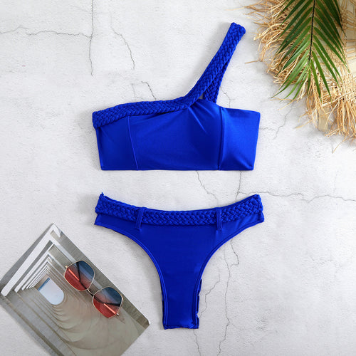 Dame bikini sæt med innovativt en-skulder top og flettet kant Stilla