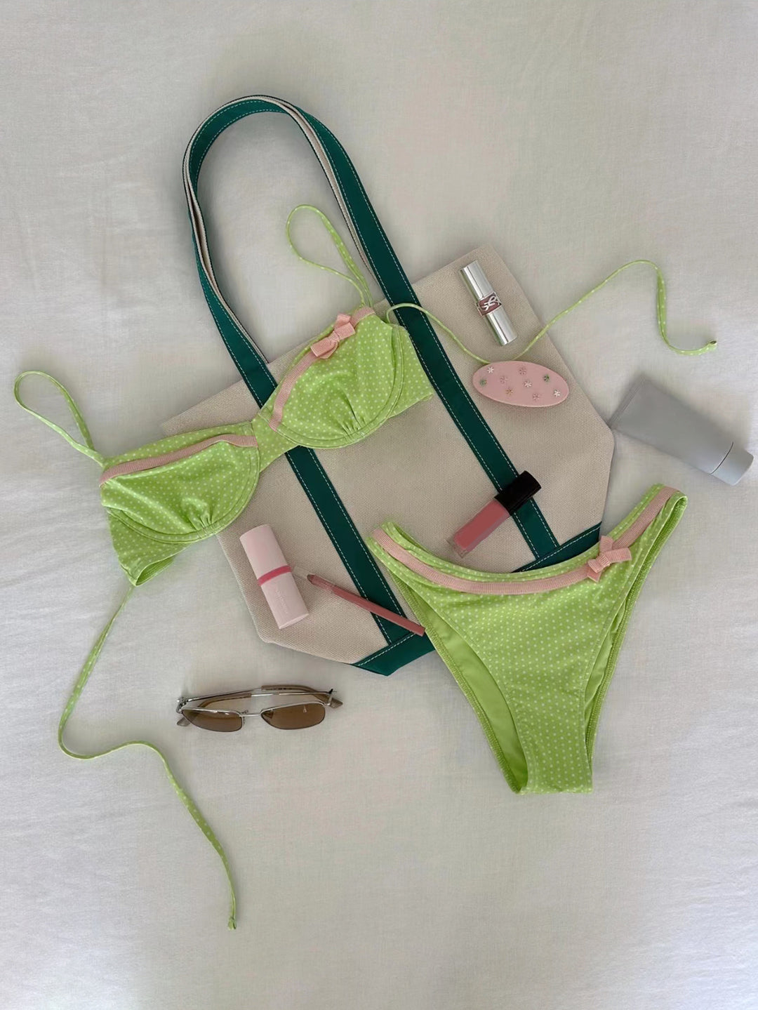 Dame triangle-bikini med legende prikmønster og sart sløjfe Stilla