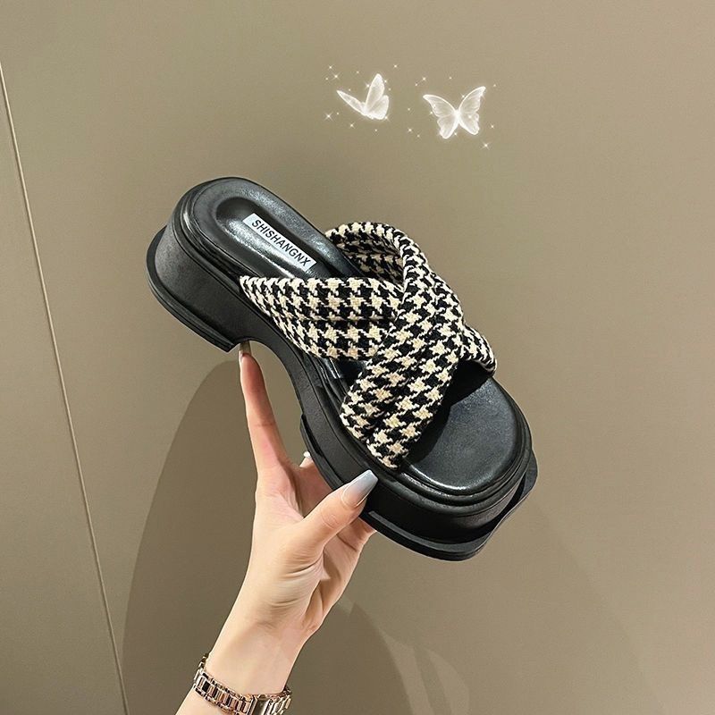Dame Plateau-sandaler med moderne krydsrem-design og skridsikker sål Stilla