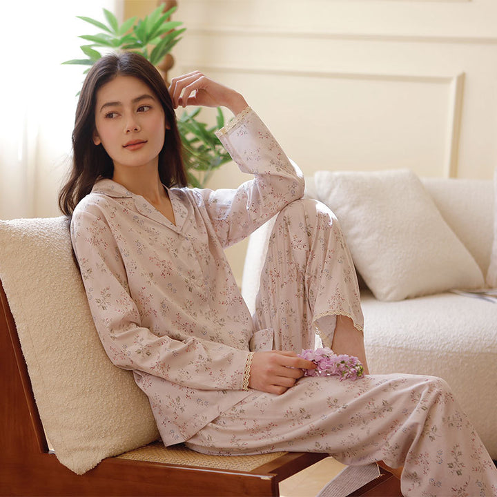 Dame Silke Natbluse med fine Blomsterdesigns og elegante Spidsdetaljer Stilla