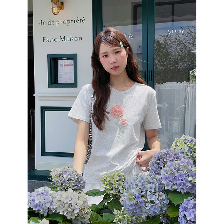 Dame T-shirt med sart blomsterbroderi og afslappet snit Stilla