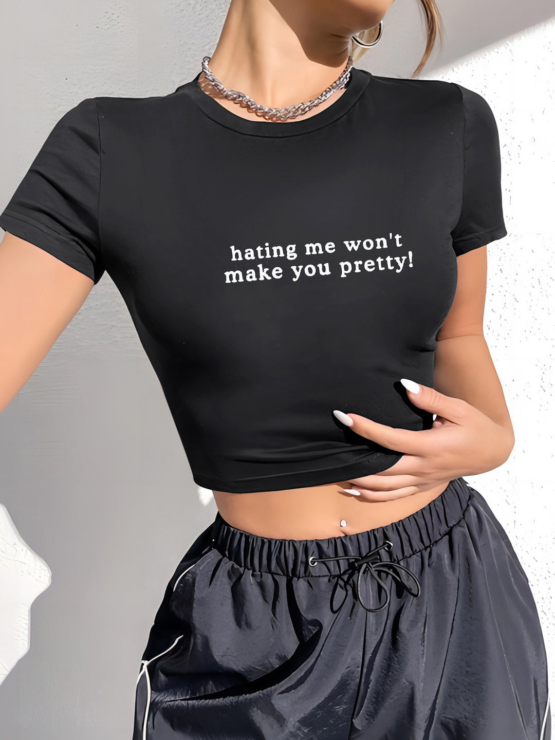 Damer Crop T-Shirt med moderne grafiktryk Skovae