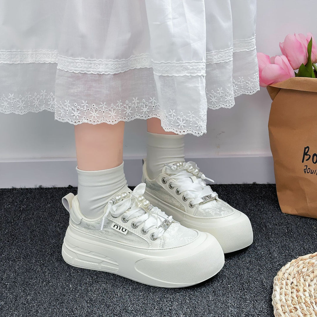 Dame mode-sneakers med dekorative satinbånd og slidstærkt designer-overmateriale Stilla