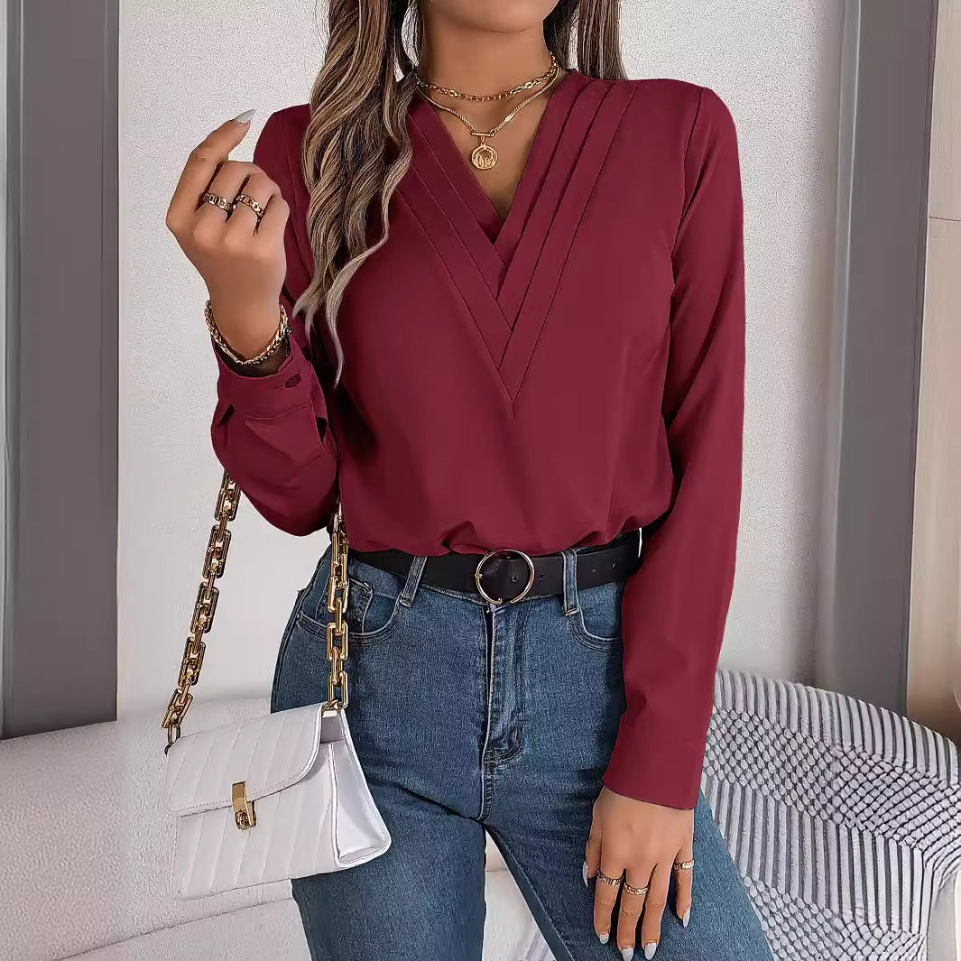 Damebluse med V-hals og elegante folder Stilla