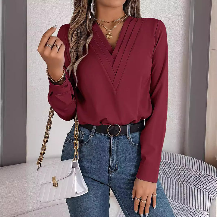 Damebluse med V-hals og elegante folder Stilla