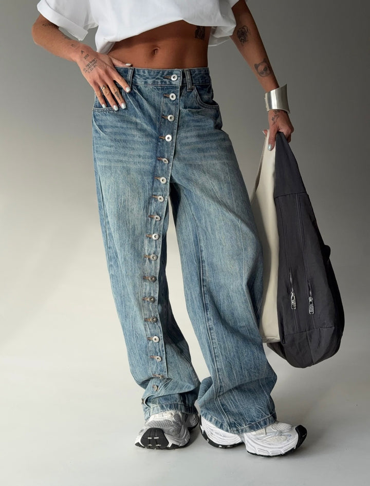 Kvinders bredskårne jeans med en continuér knapstolpe Stilla