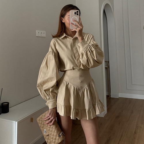 Dame bluse skirt i moderne stil med voluminøse ærmer og flæse detaljer Stilla