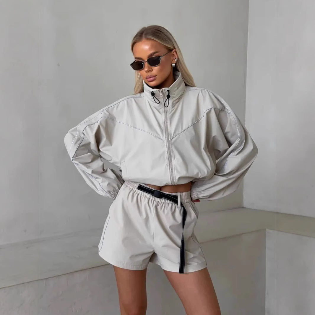Kvindernes sporty sæt bestående af en jakke med høj krave og shorts i urban stil