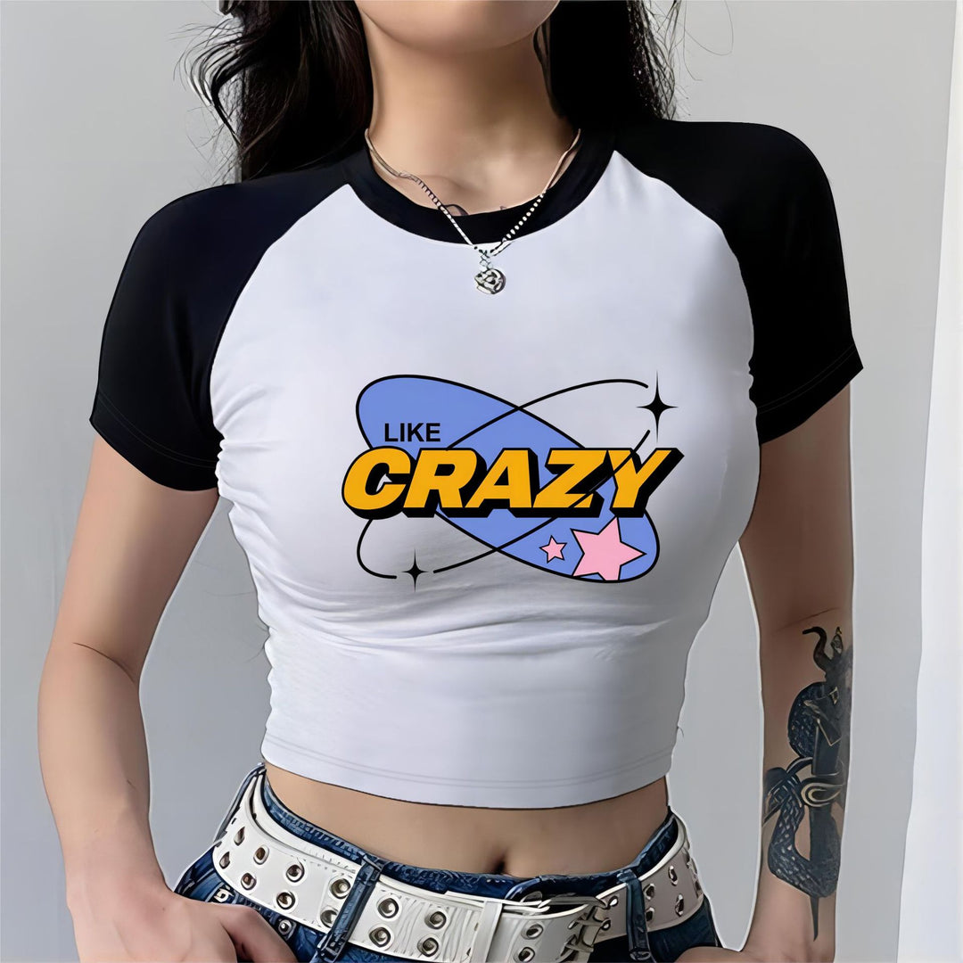 Dame Cropped T-Shirt med iøjnefaldende trykdesign Skovae