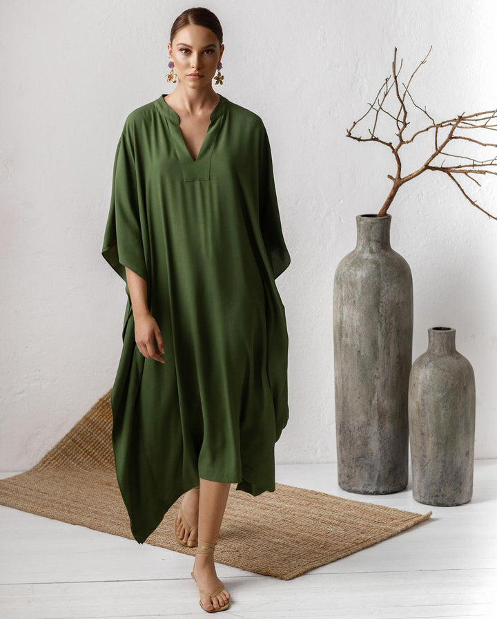 Dame kaftan-kjole med dyb V-udskæring og bredt skårne ærmer Stilla