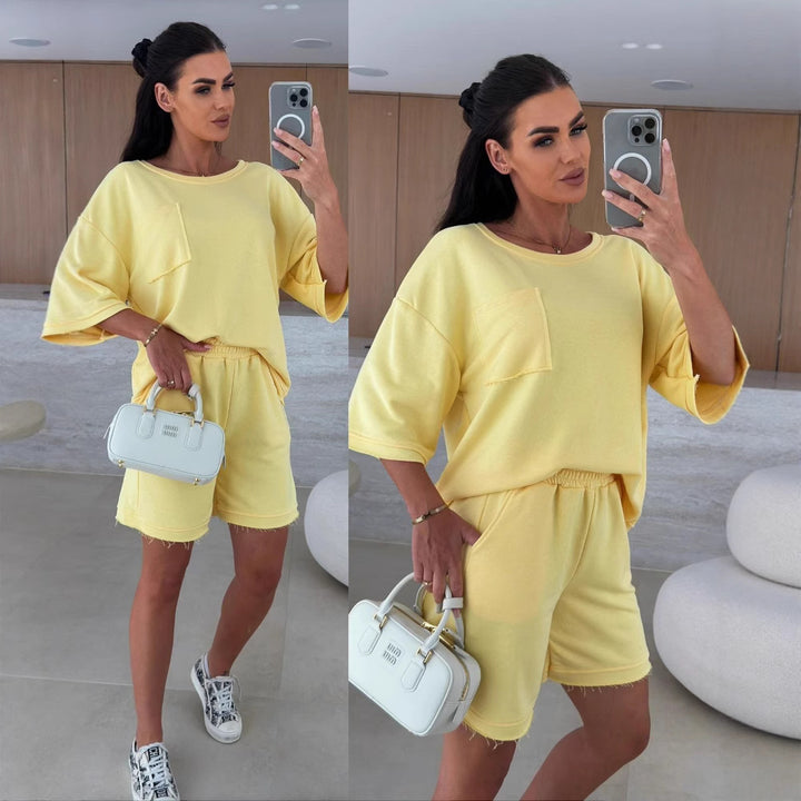 Kvinders afslappede loungedragt med oversized top og komfortable shorts