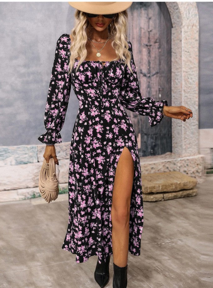 Dame blomsterkjole i boho-stil med dyb v-udskæring og sideslids Stilla