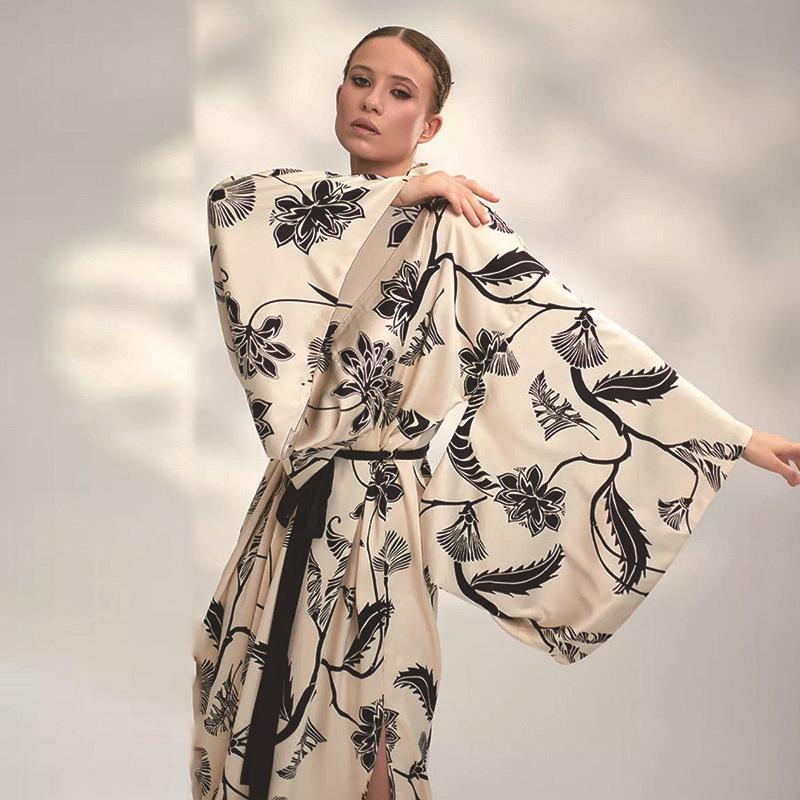 Dame luksuriøs kimono med blomster motiv og vid snit Stilla