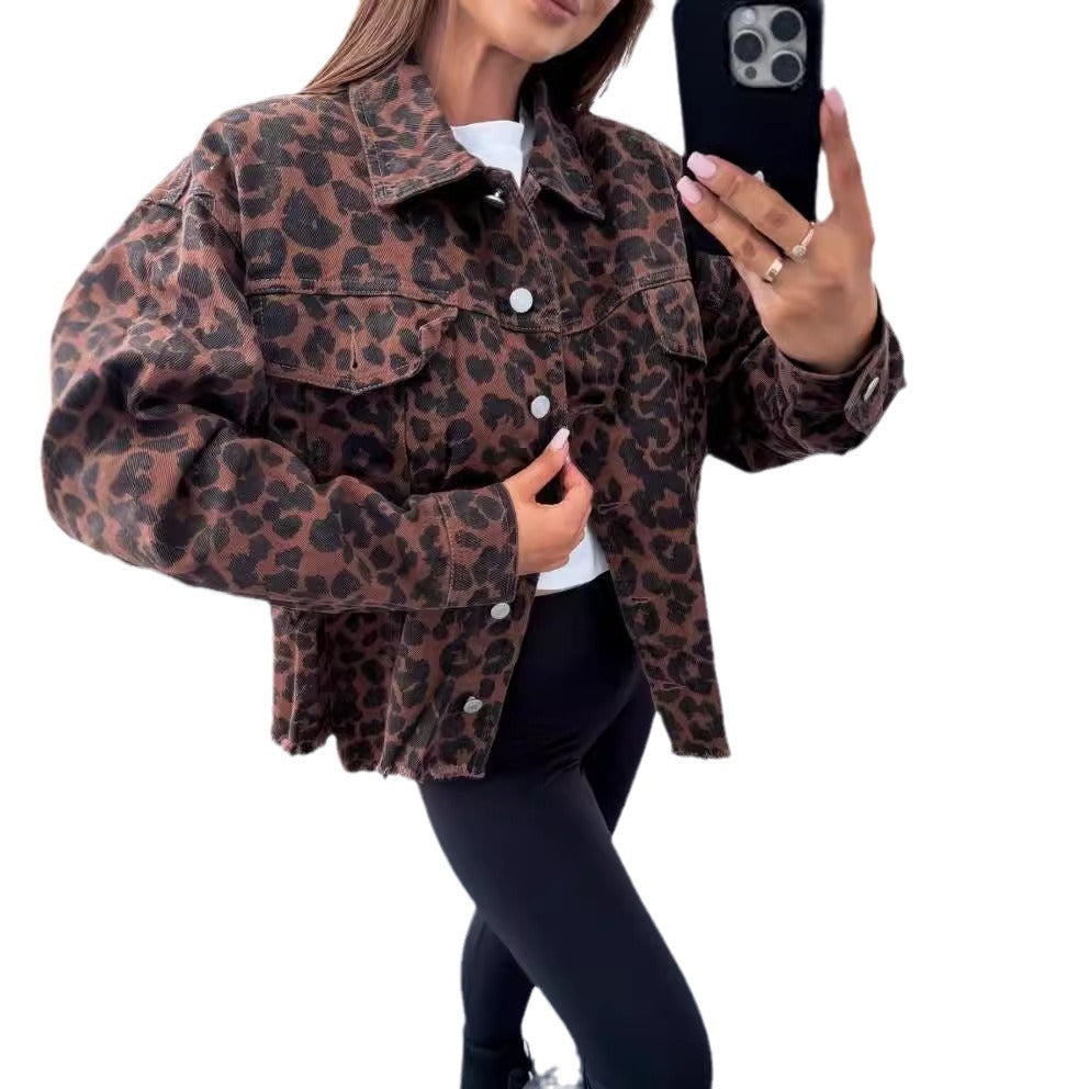 Dame jeansjakke i trendy leopardprint med frynsede afslutninger og to brystlommer Stilla