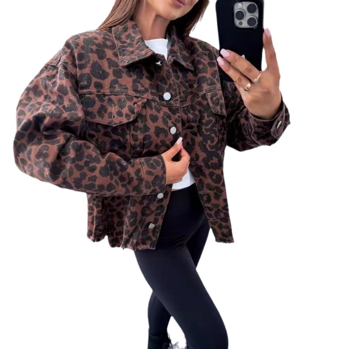 Dame jeansjakke i trendy leopardprint med frynsede afslutninger og to brystlommer Stilla