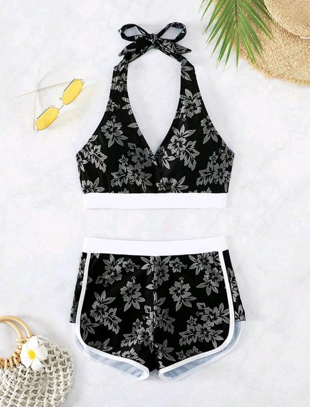 Dame Mode Bikini-sæt med blomster-halter-top og sporty shorts Stilla