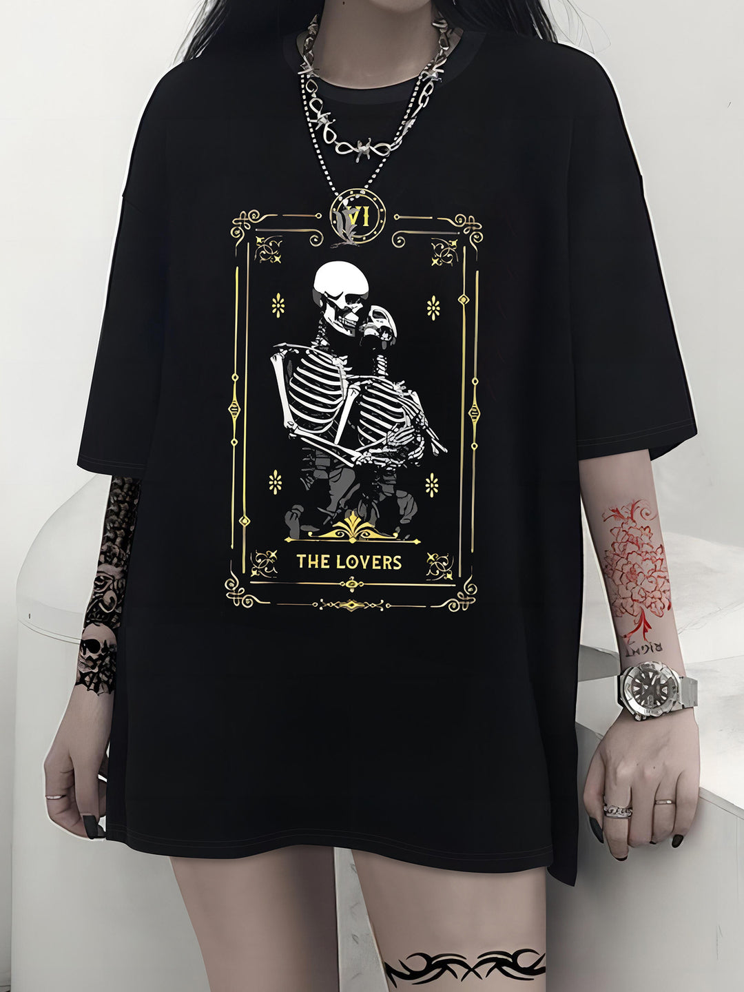 Dame T-shirt med kunstnerisk dødningehovedmotiv og afslappet snit Skovae