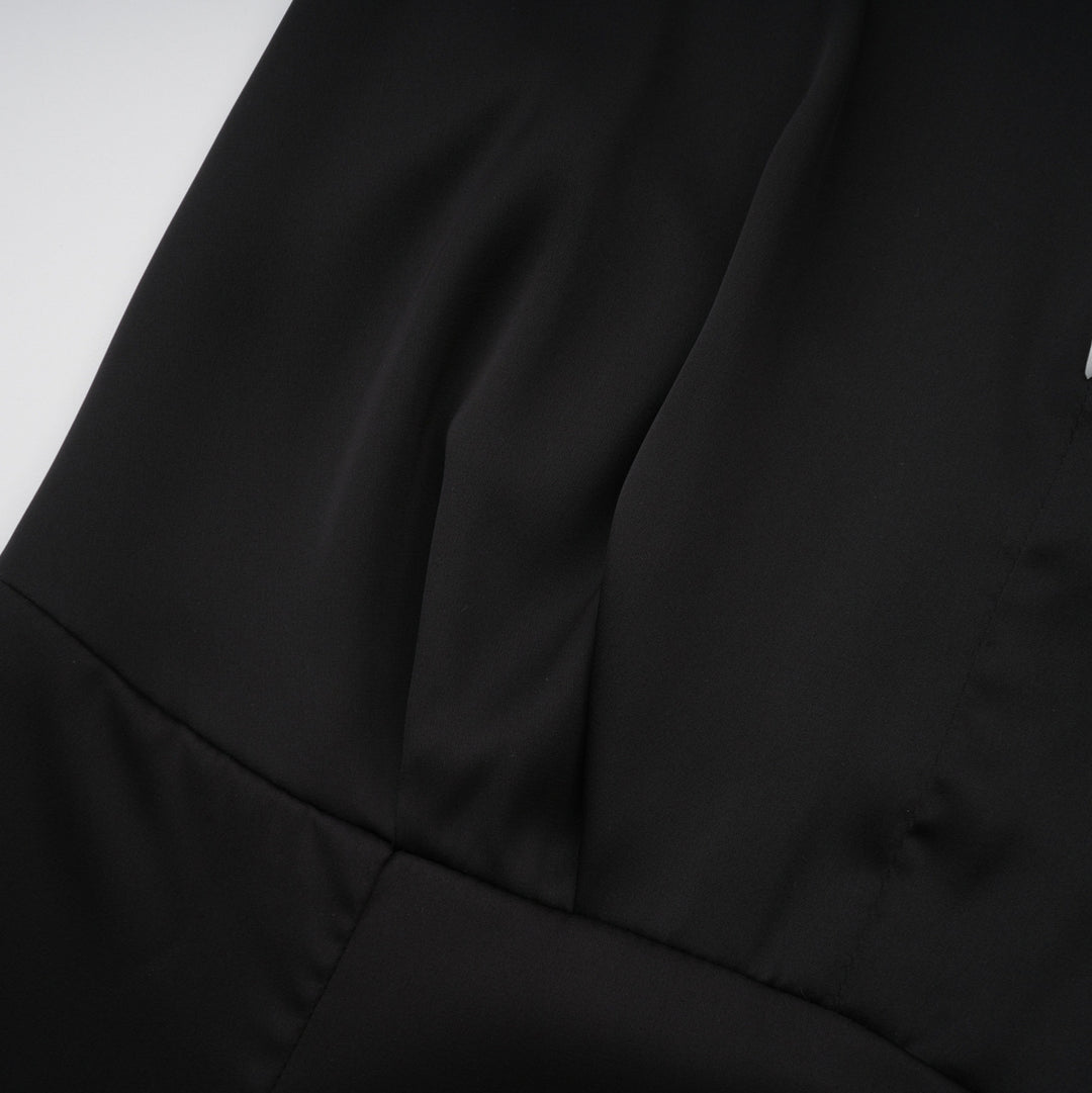 Dame aftenkjole med raffineret halterneck og flatterende kant Stilla