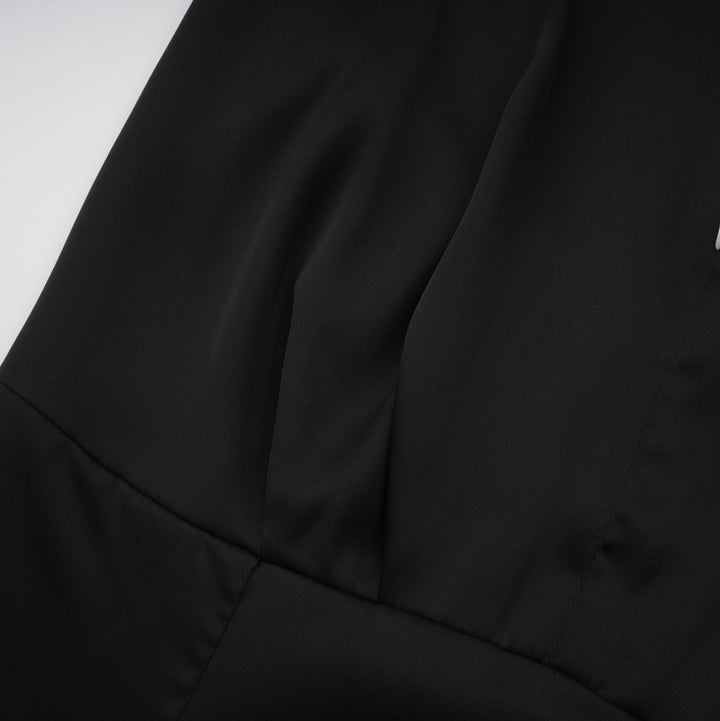 Dame aftenkjole med raffineret halterneck og flatterende kant Stilla