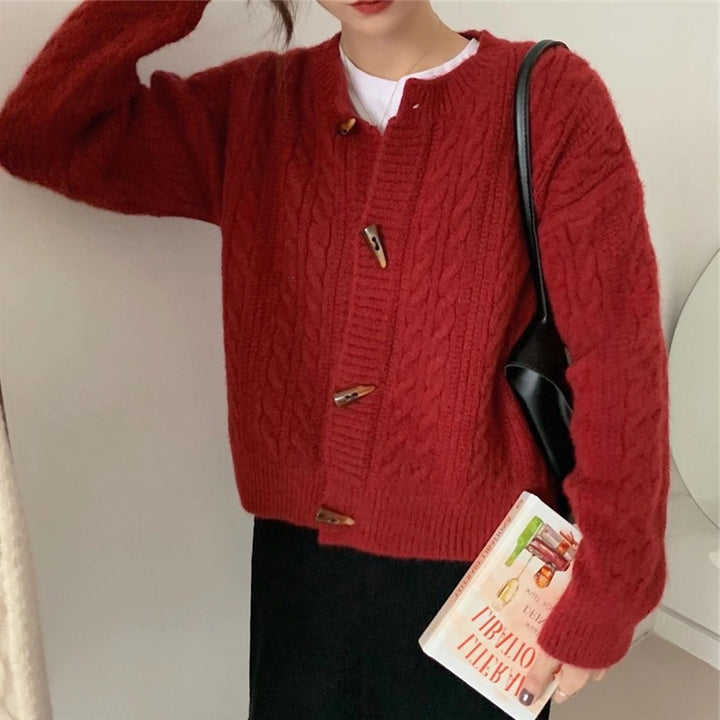 Kvinders cardigan med kabelstrik mønster og elegante knapdetaljer Stilla