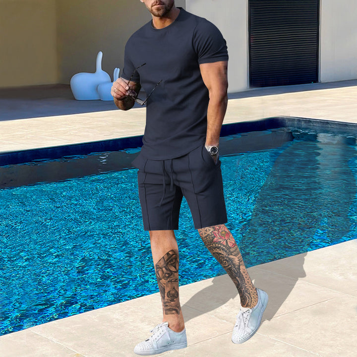 Herrer afslappet sommeroutfit bestående af overdel og shorts Stilla