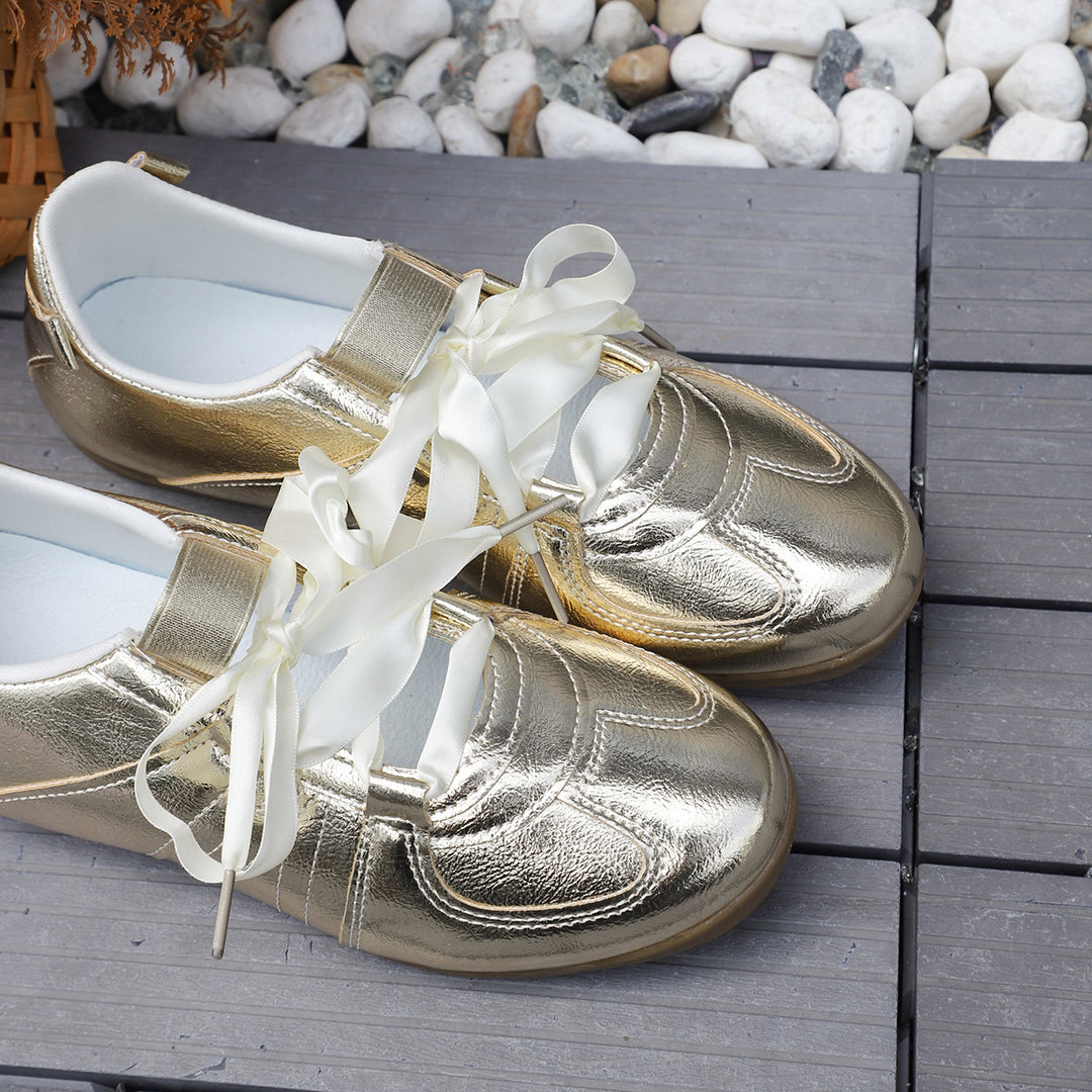 Dame sporty sneakers med metallisk overflade og diskrete satinbånd Stilla