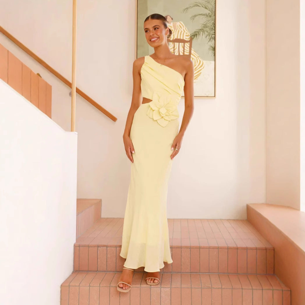 Kvindernes elegante maxikjole med asymmetrisk snit og blomsterdetalje