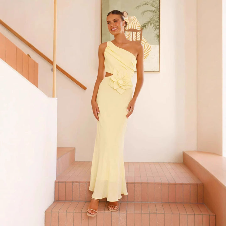 Kvindernes elegante maxikjole med asymmetrisk snit og blomsterdetalje