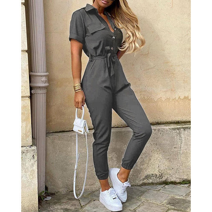 Dame moderigtig jumpsuit med praktische lommer og justerbart taljebælte Stilla