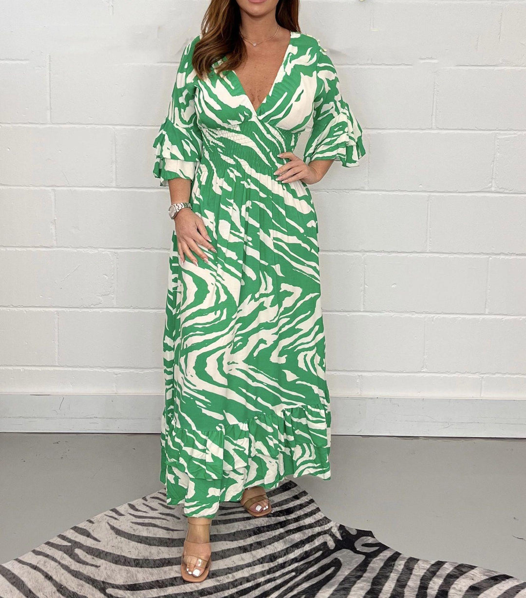 Dame viklemaksikjole med moderne zebra-mønster og flydende snit Stilla